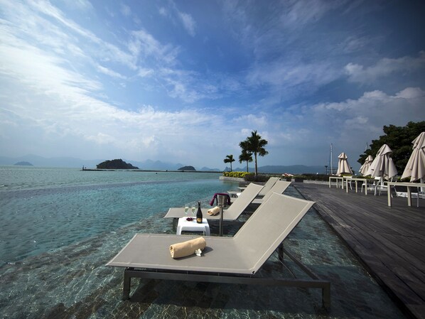 2 outdoor pools, pool umbrellas, pool loungers - Resorts World Langkawi (Langkawi)