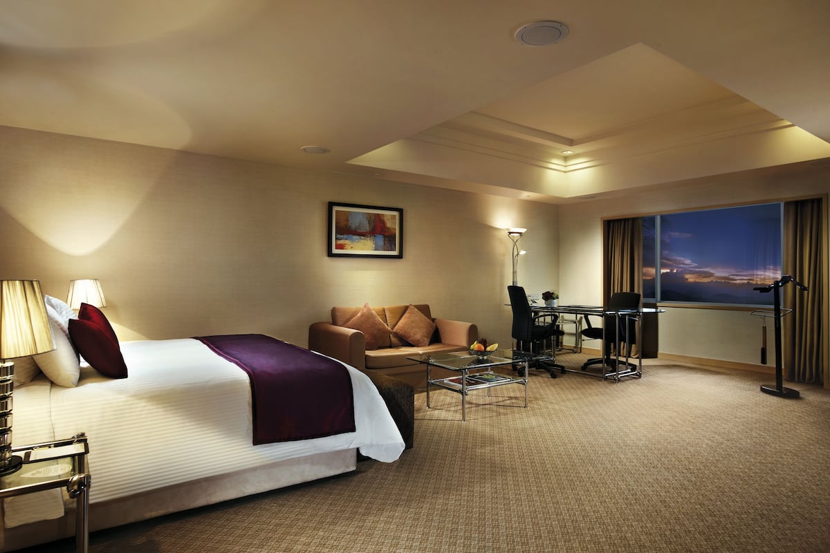 minibar, in-room safe, desk, laptop workspace