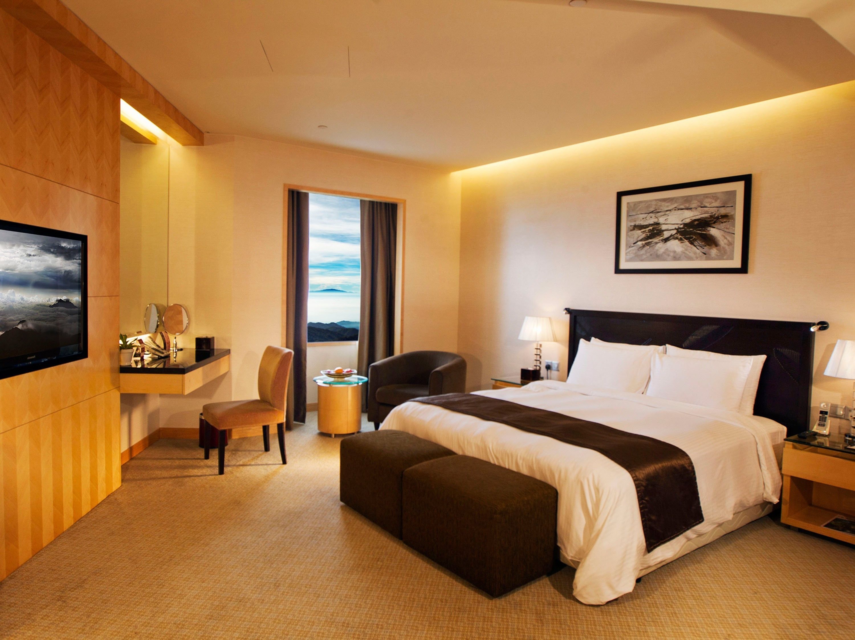 grand premier | minibar, in-room safe, desk, laptop workspace