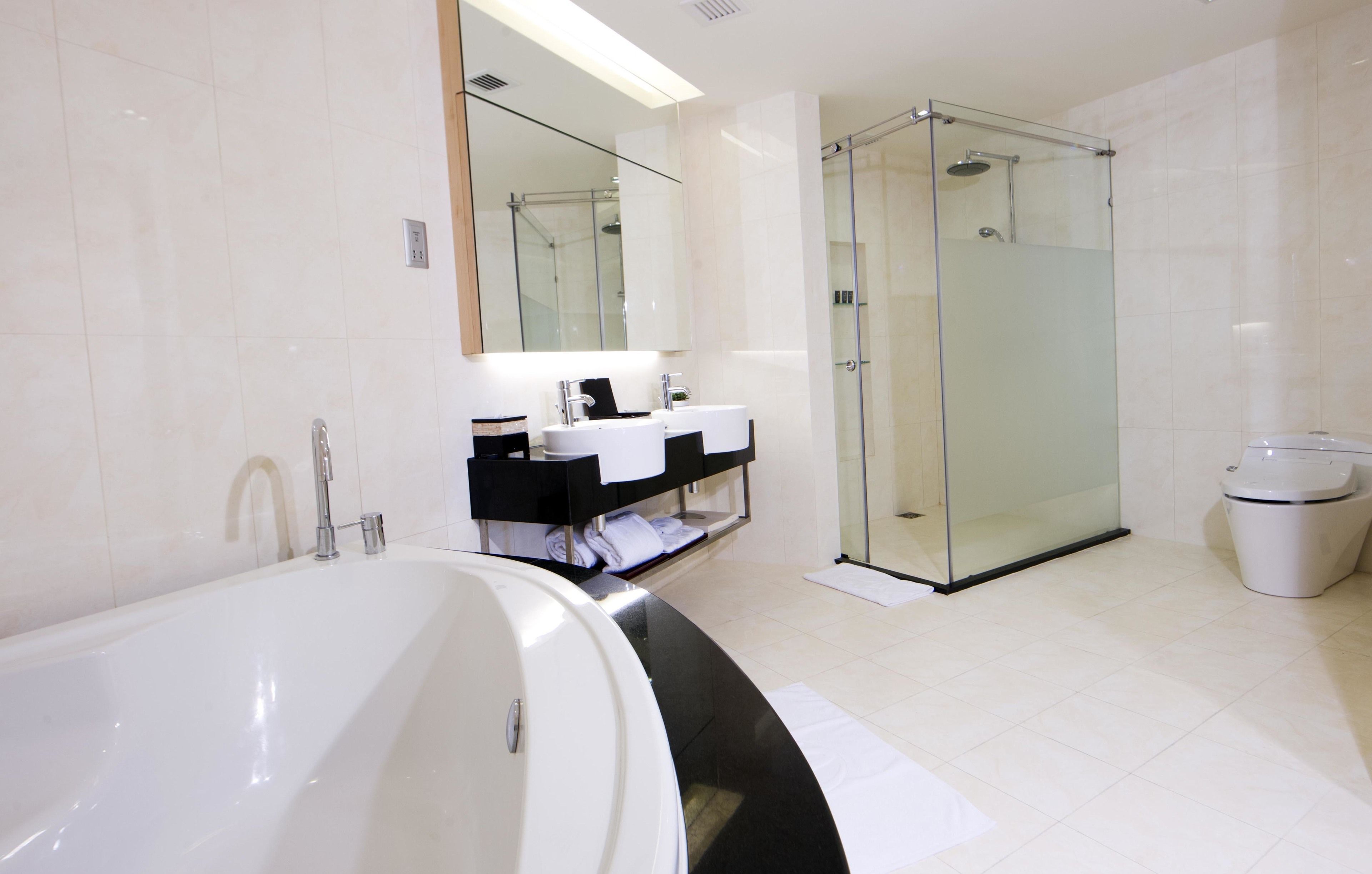 separate bathtub and shower, free toiletries, hair dryer, slippers