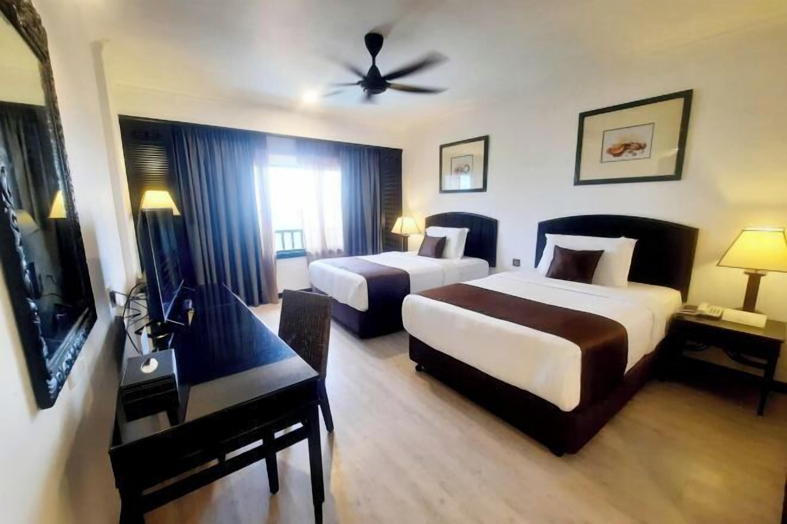 Minibar, Zimmersafe, Schreibtisch, Bügeleisen/Bügelbrett