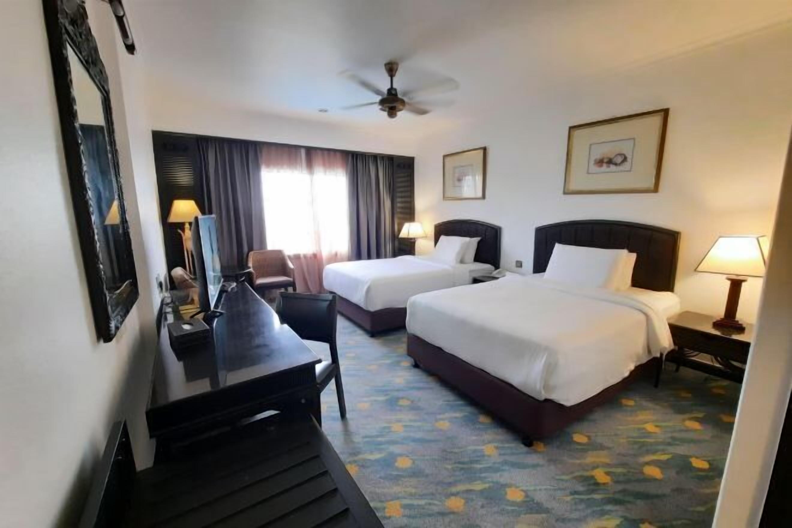 Minibar, Zimmersafe, Schreibtisch, Bügeleisen/Bügelbrett