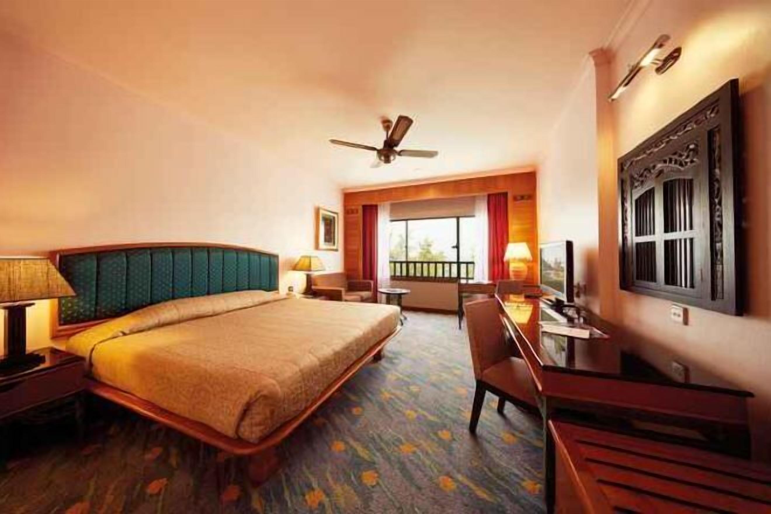 Minibar, in-room safe, desk, iron/ironing board