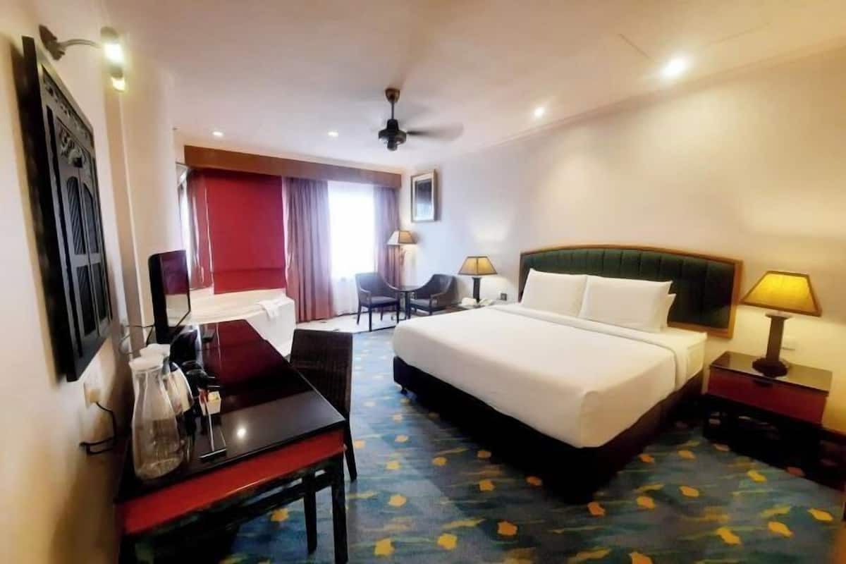 Minibar, in-room safe, desk, iron/ironing board