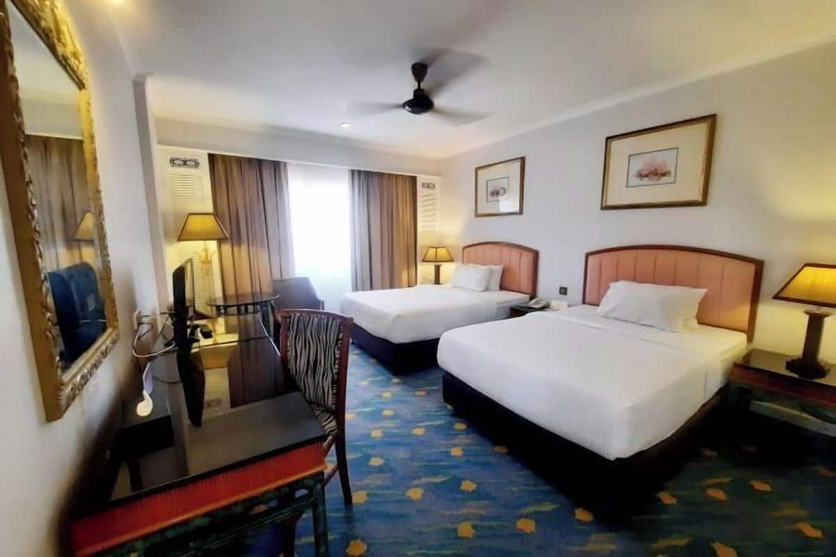 Minibar, in-room safe, desk, iron/ironing board