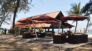 Yksityinen ranta, maksullisia cabañoita, aurinkotuoleja, rantapyyhkeitä