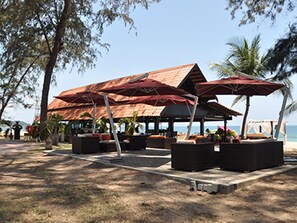 Privat strand, strandtelt (mot et tillegg), solsenger og strandhåndklær