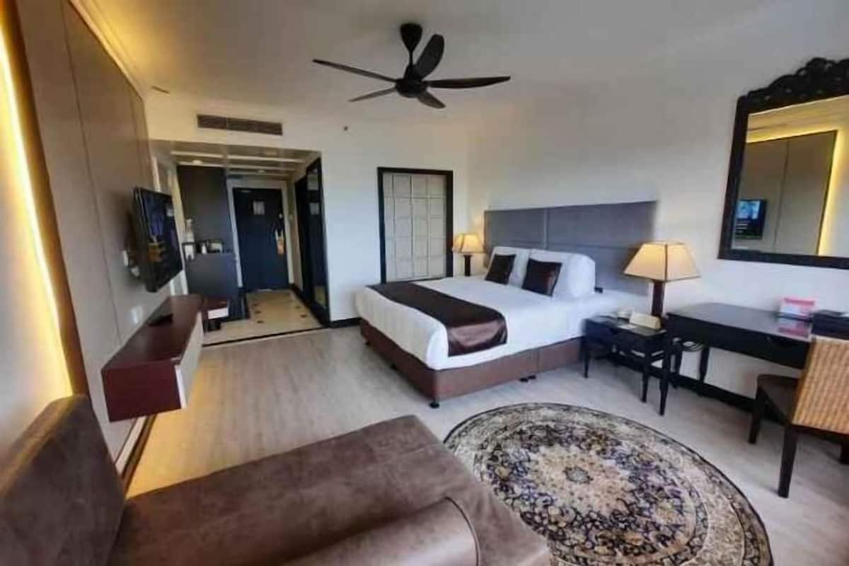 Minibar, in-room safe, desk, iron/ironing board