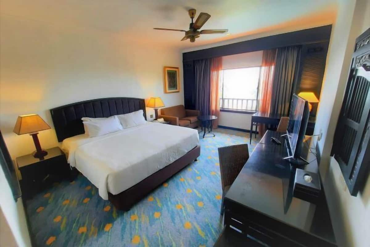 Minibar, in-room safe, desk, iron/ironing board