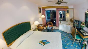 Minibaari, tallelokero huoneessa, työpöytä, silitysrauta/-lauta