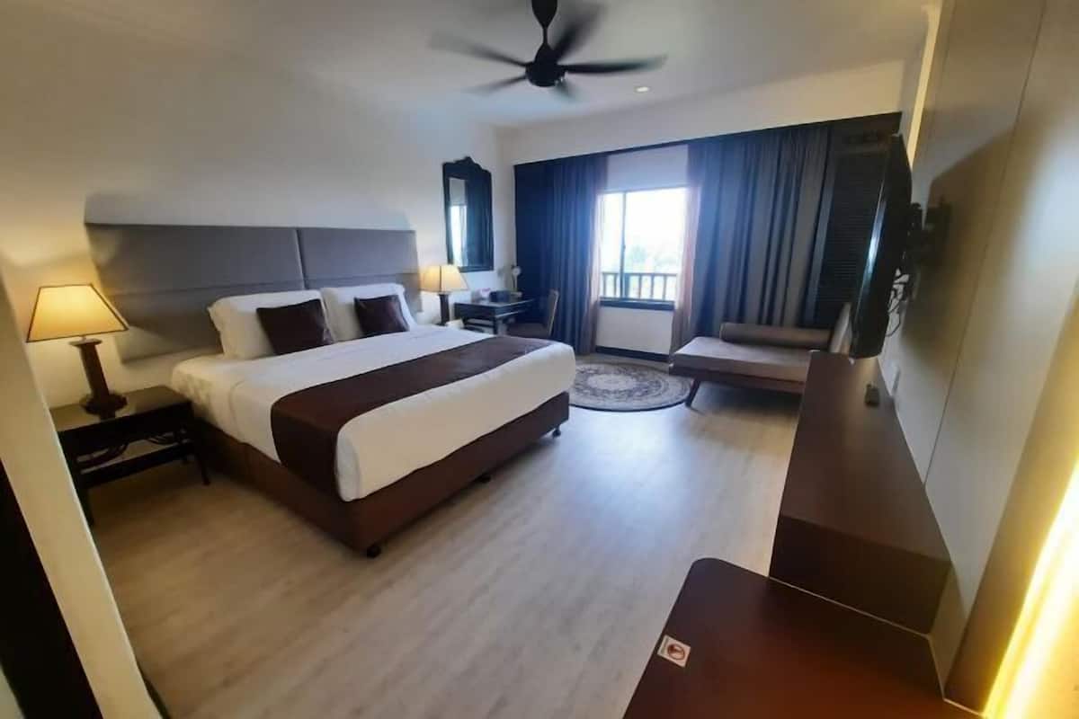 Minibar, in-room safe, desk, iron/ironing board