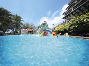 Outdoor pool, cabanas (surcharge)
