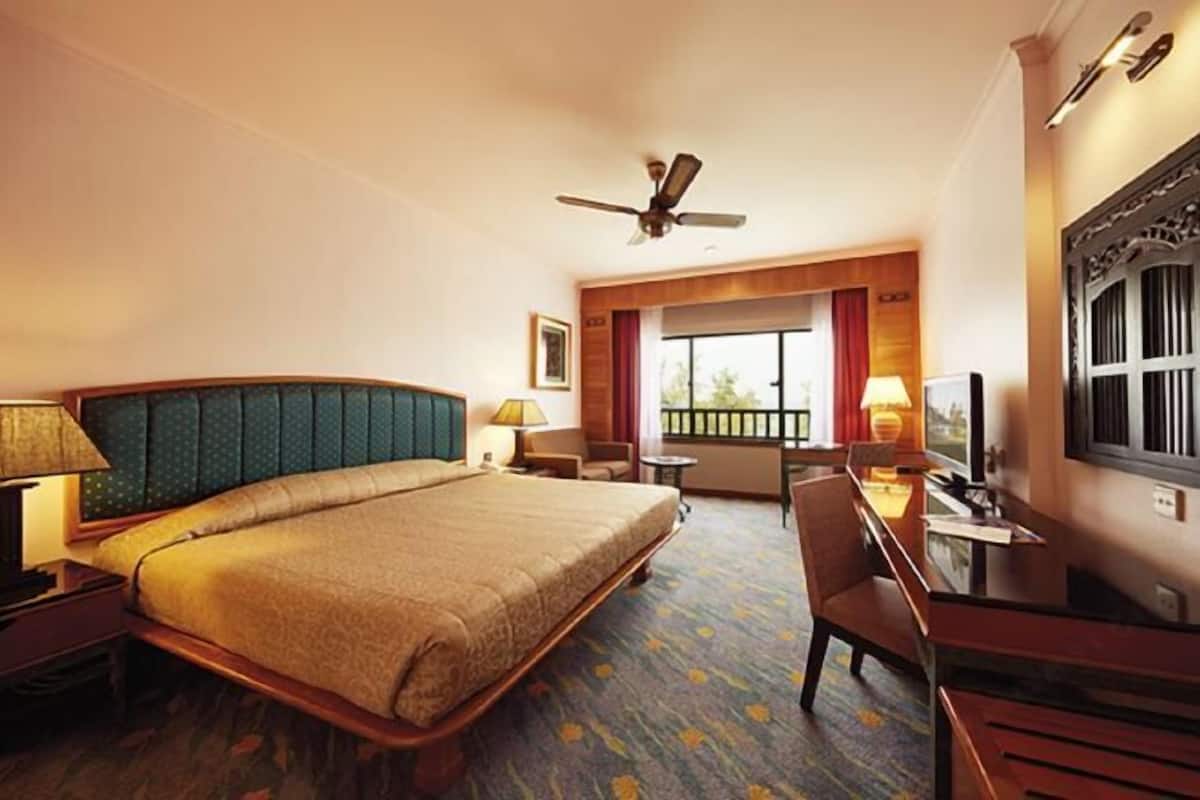 Minibar, in-room safe, desk, iron/ironing board