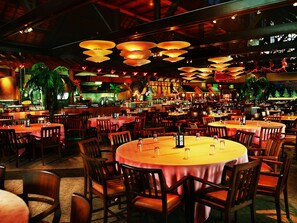 2 restaurants, lunch served