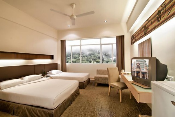 Deluxe Room | In-room safe, cribs/infant beds