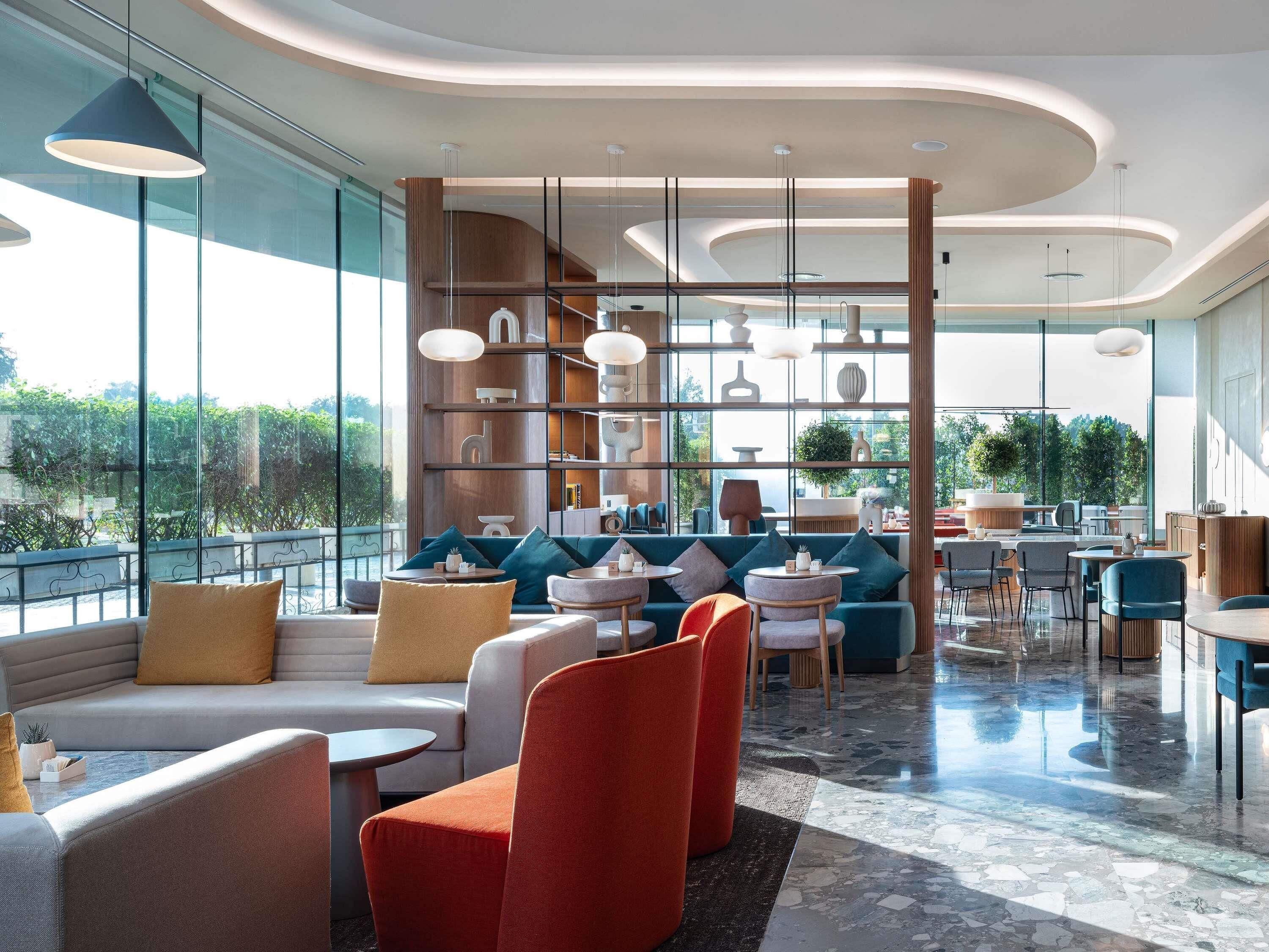 2 restaurants; breakfast, lunch, dinner, and brunch served