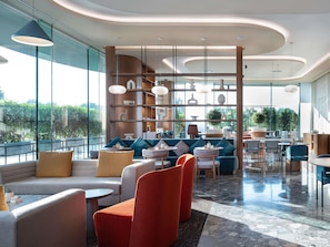 2 restaurants servant le déjeuner, le dßner, le souper et le brunch