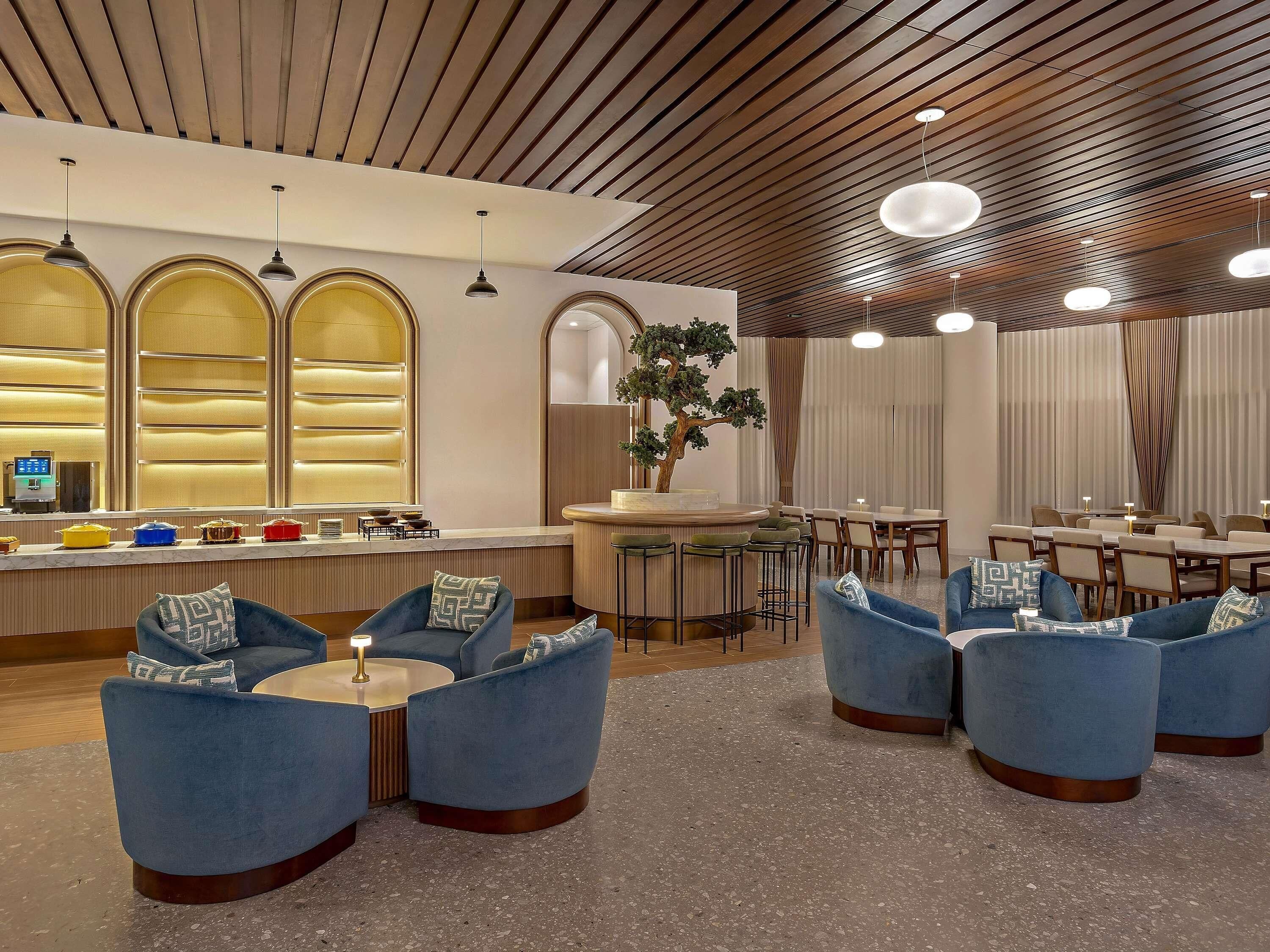 Minibar, caja de seguridad en la habitación y decoración personalizada 