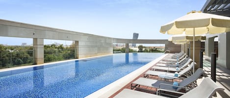 Piscine extérieure, parasols de plage, chaises longues