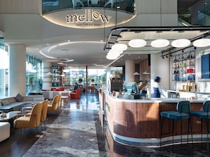 2 restaurants servant le petit déjeuner, le déjeuner et le dîner