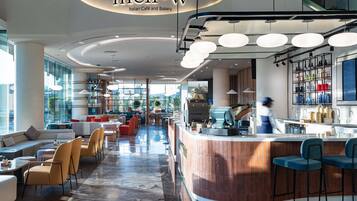 2 restaurantes, se sirven desayunos, comidas y cocina internacional