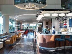 2 restaurants, breakfast, lunch, dinner served; international cuisine  - Novotel Abu Dhabi Al Bustan (Abu Dhabi)