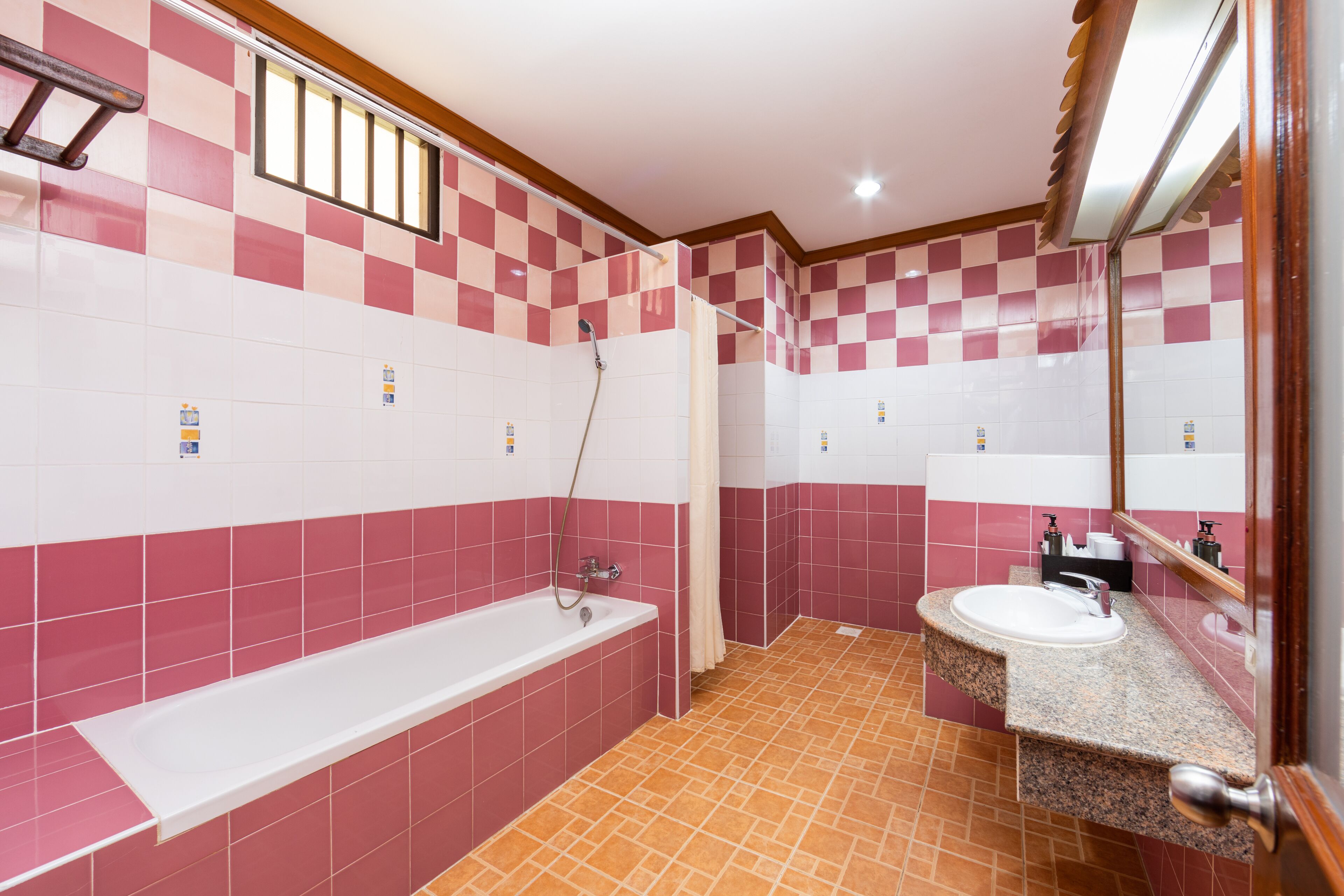Une salle de bain avec une baignoire, un lavabo et une douche.