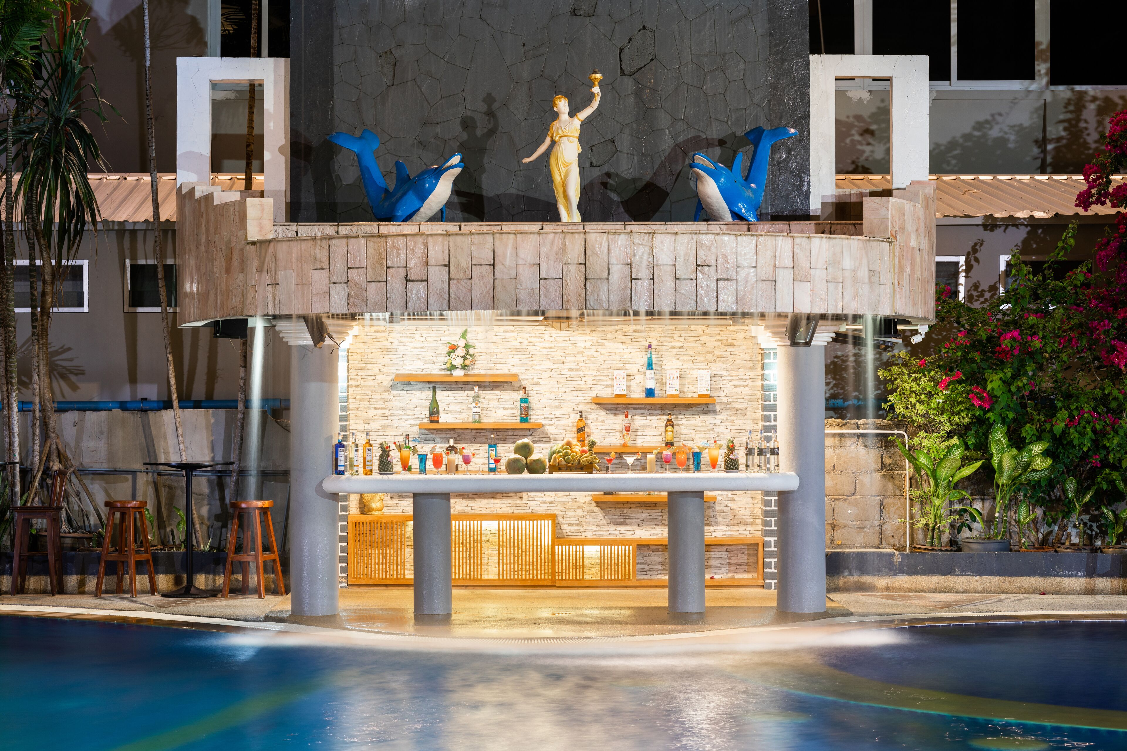 بار بجانب حمام السباحة
