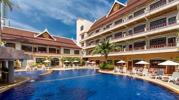 Hồ bơi ngoài trời