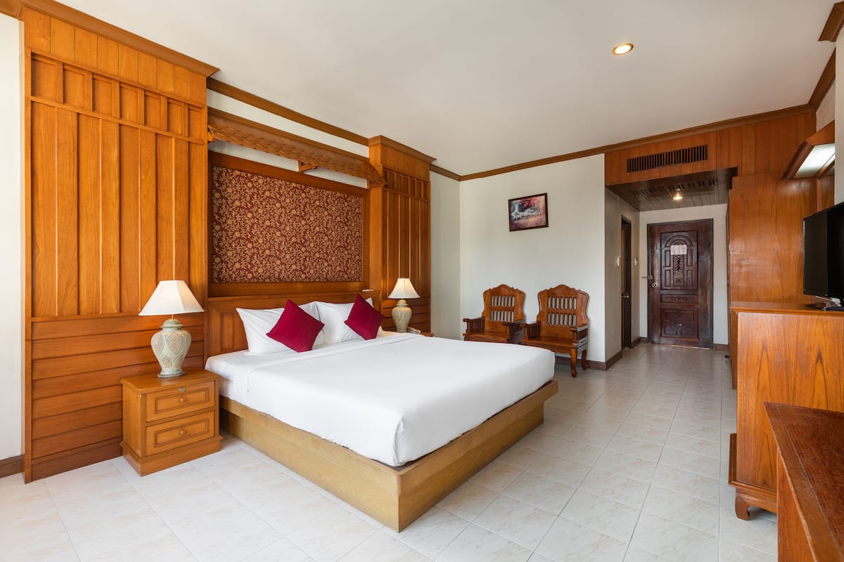 In-room safe, free WiFi, bed sheets