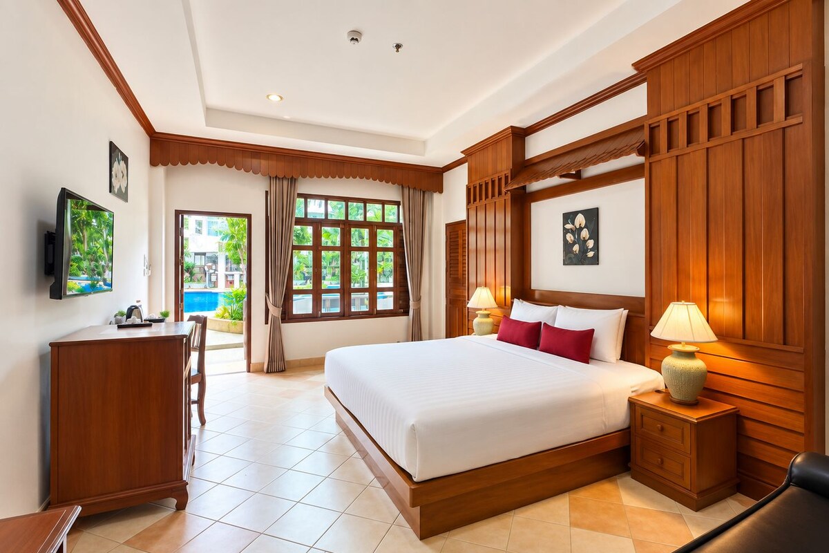 Deluxe Double or Twin Room with Pool Access | Zimmersafe, kostenloses WLAN, Bettwäsche