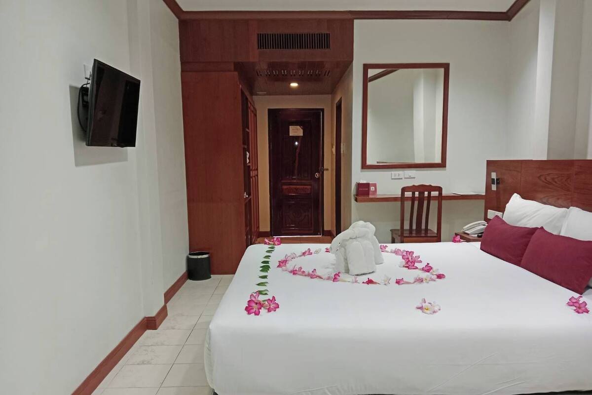 Small Double Room | In-room safe, WiFi (free), bed sheets