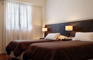 Chambre Triple Standard | Minibar, coffres-forts dans les chambres, Wi-Fi gratuit