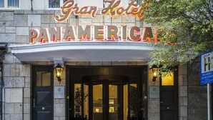 Ingången till Gran Hotel Panamericano med sin fasad av sten, upplyst skyltning och en inbjudande entré.