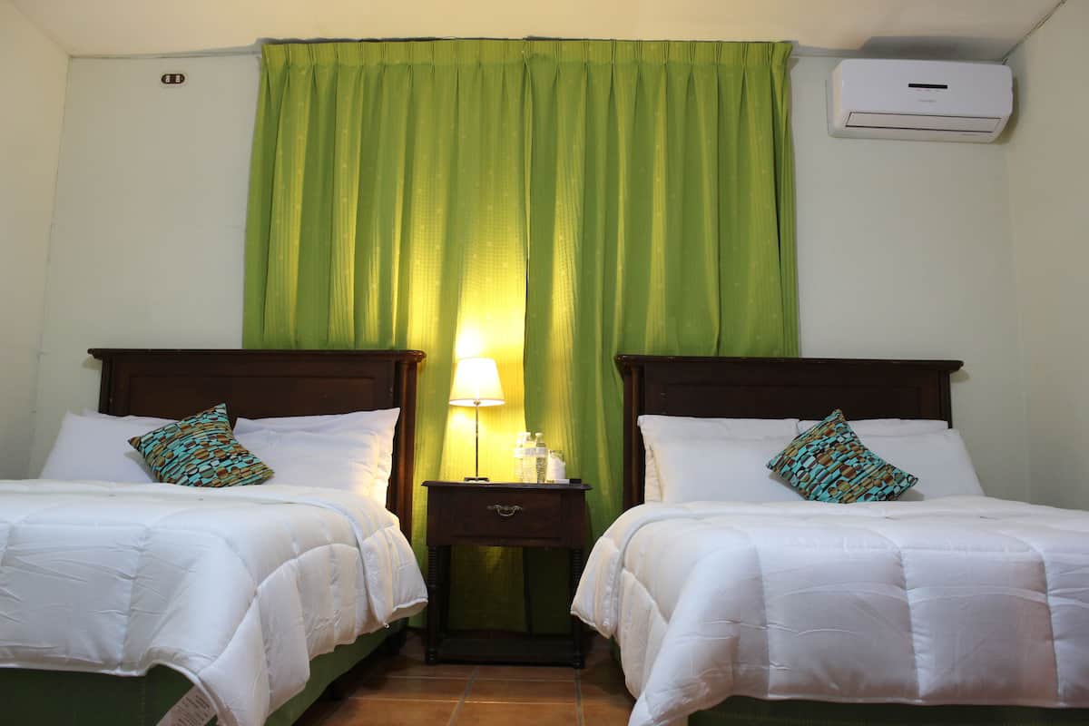 Quarto triplo, 3 camas de solteiro | Roupas de cama antialérgicas, edredons de pluma