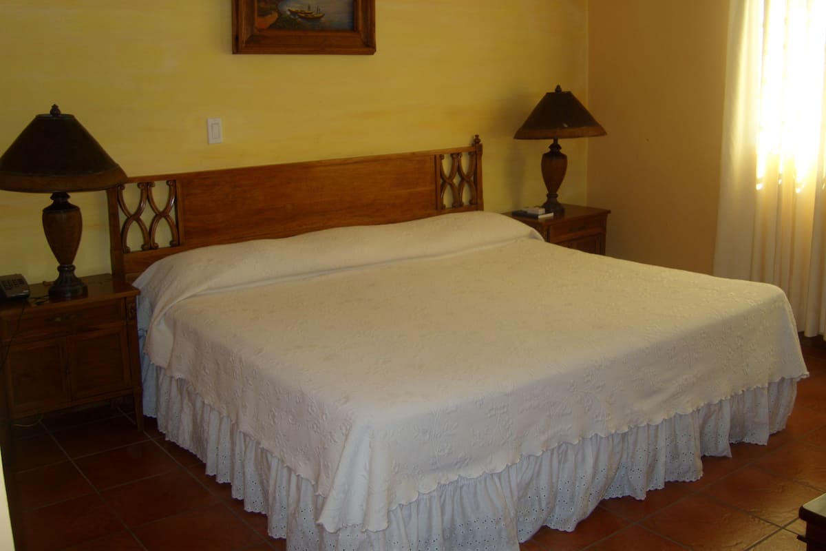 Apartamento standard, 1 cama King | Roupas de cama antialérgicas, edredons de pluma