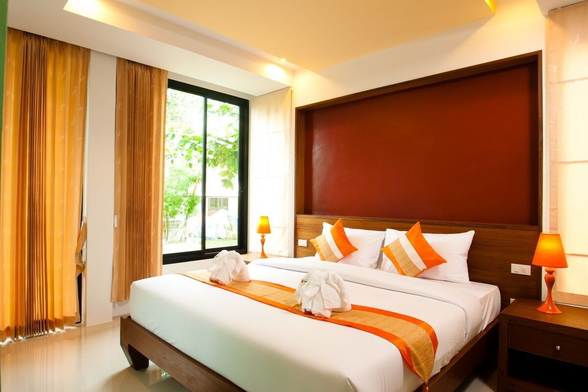 Premium bedding, pillowtop beds, in-room safe, desk