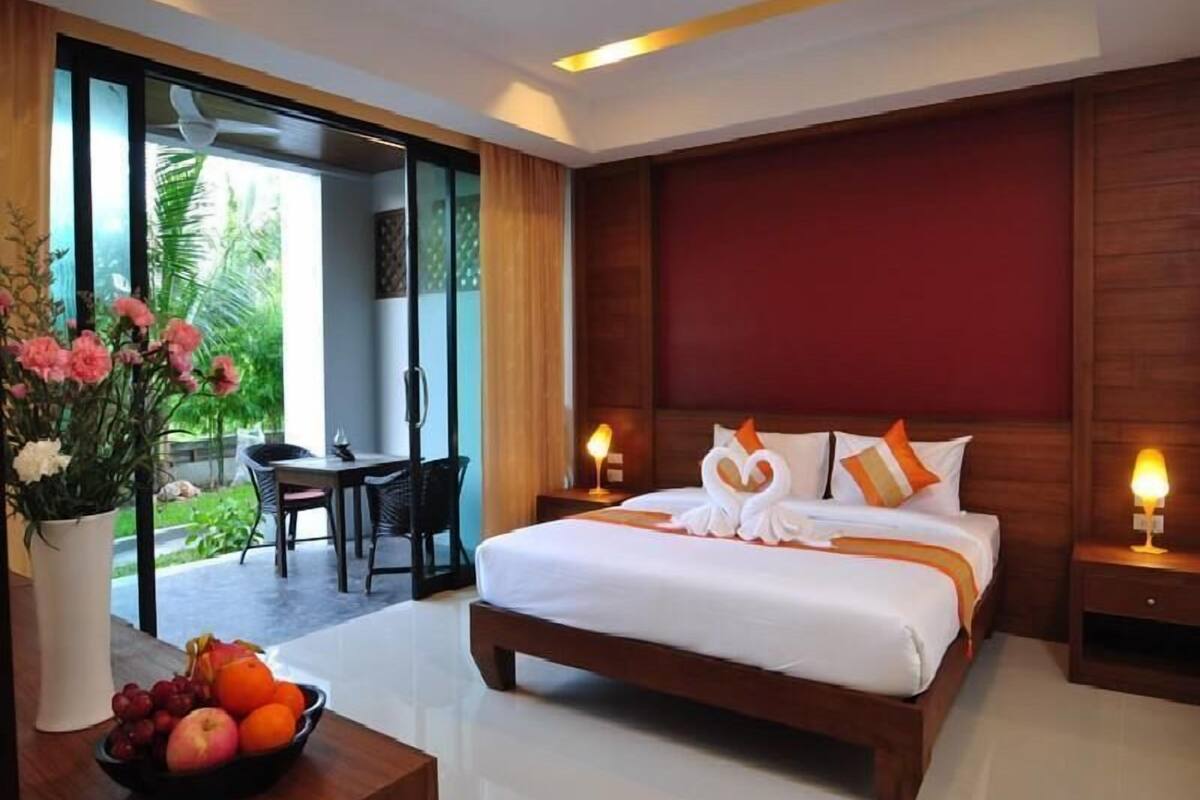 Premium bedding, pillow-top beds, in-room safe, individually decorated