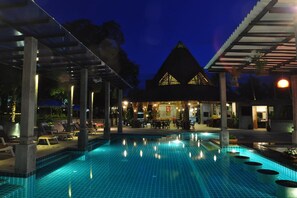 Outdoor pool, pool umbrellas, pool loungers - Samui Honey Tara Villa Residence (Koh Samui)