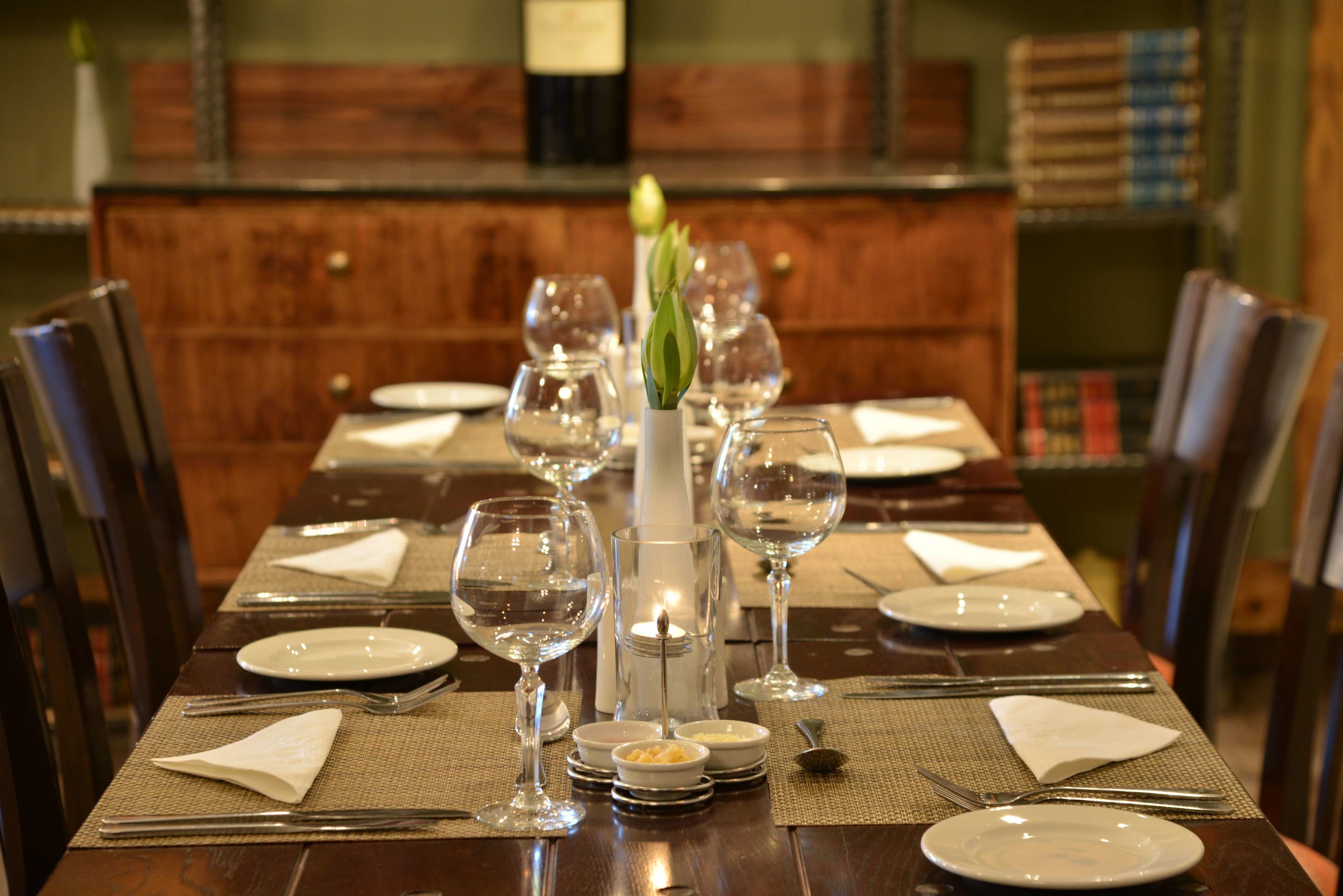 朝食、ディナーに営業