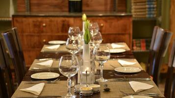 Breakfast and dinner served