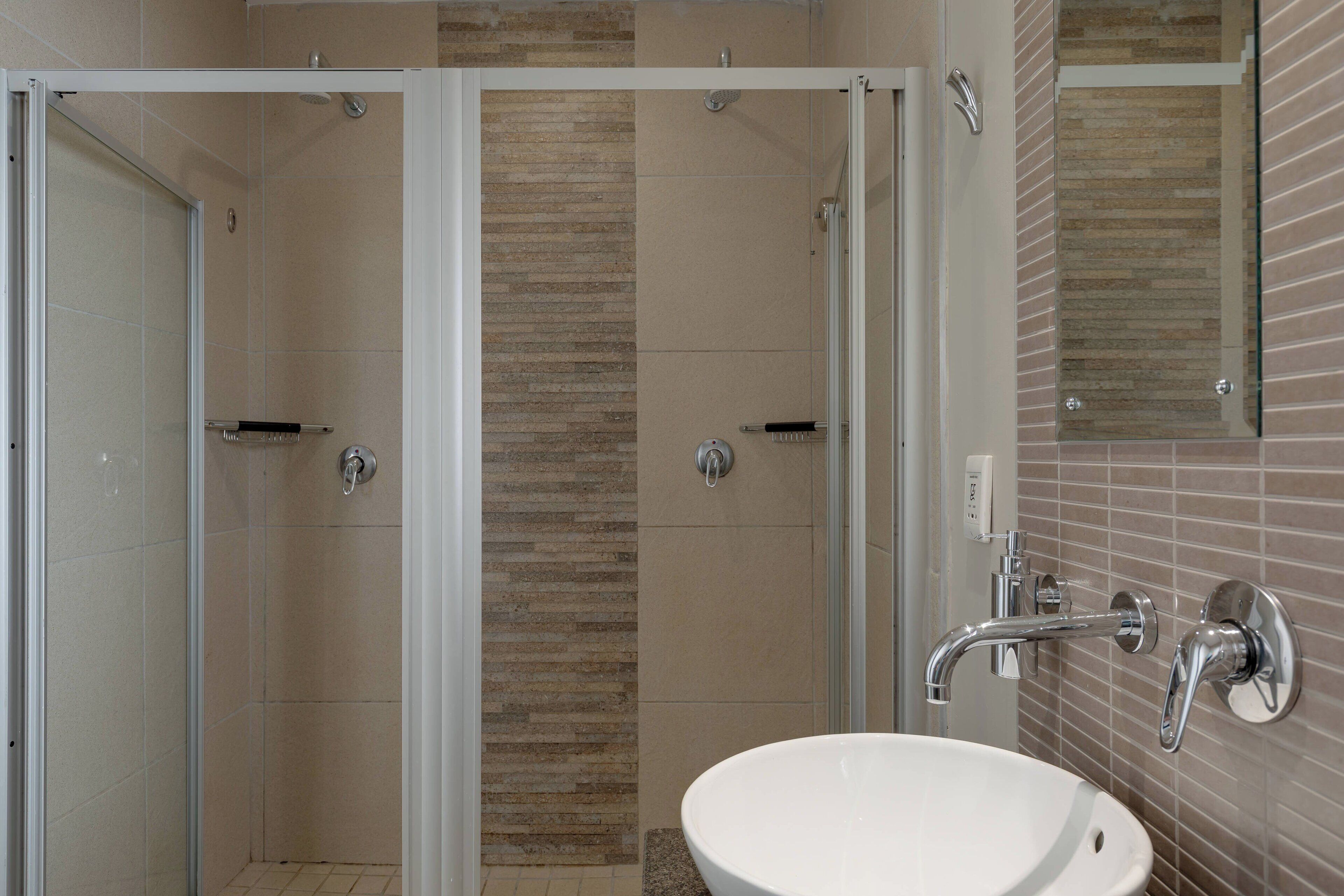 rainfall showerhead, free toiletries, hair dryer, towels