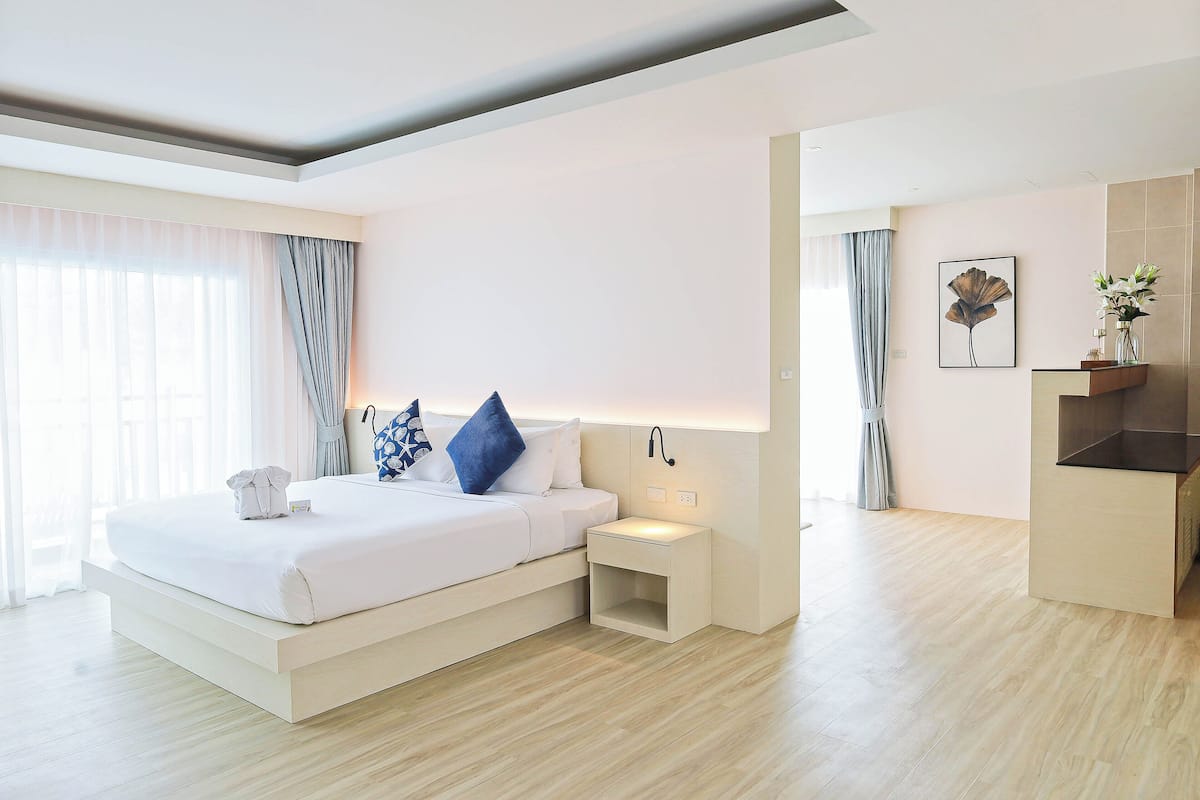 Suite 4 Pax with Balcony | セーフティボックス (室内)、デスク、WiFi (無料)、ベッドシーツ