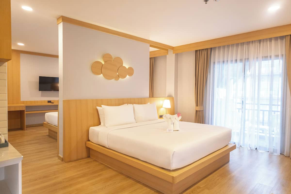 Junior Suite 4 Pax with Balcony | セーフティボックス (室内)、デスク、WiFi (無料)、ベッドシーツ