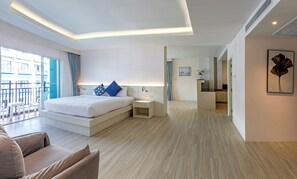 Ein modernes Hotelzimmer mit einem großen Bett, einem Nachttisch und Blick auf den Balkon.