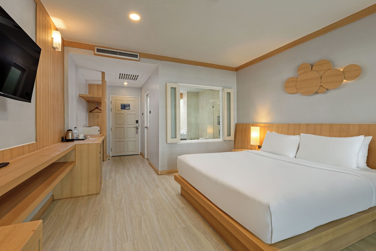 Deluxe Pool Access  | In-room safe, desk, WiFi (free), bed sheets