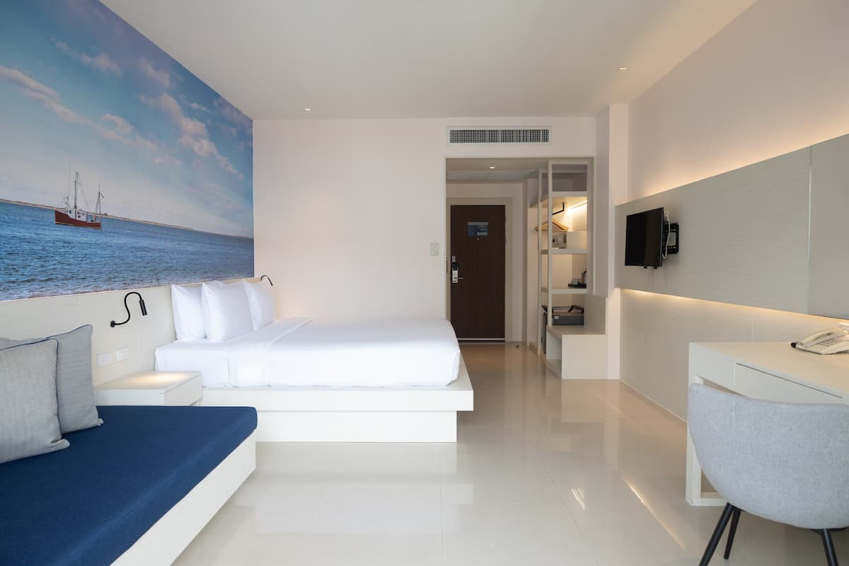 Deluxe Renovated Pool View with Balcony | セーフティボックス (室内)、デスク、WiFi (無料)、ベッドシーツ