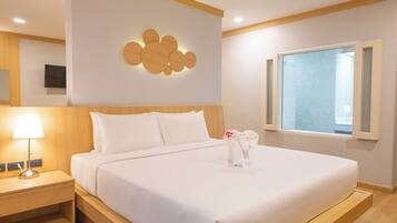 Junior Suite (4 Pax) | In-room safe, desk, free WiFi, bed sheets