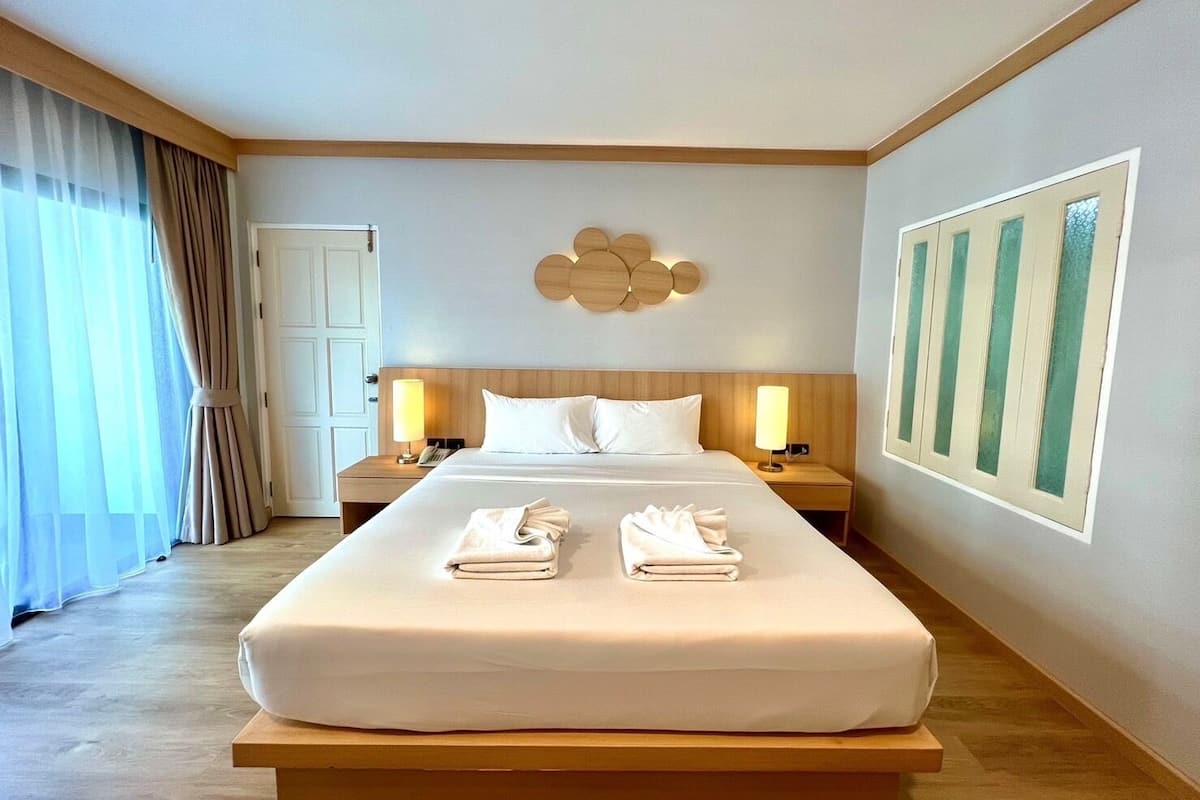 Deluxe Pool View with Balcony | セーフティボックス (室内)、デスク、WiFi (無料)、ベッドシーツ