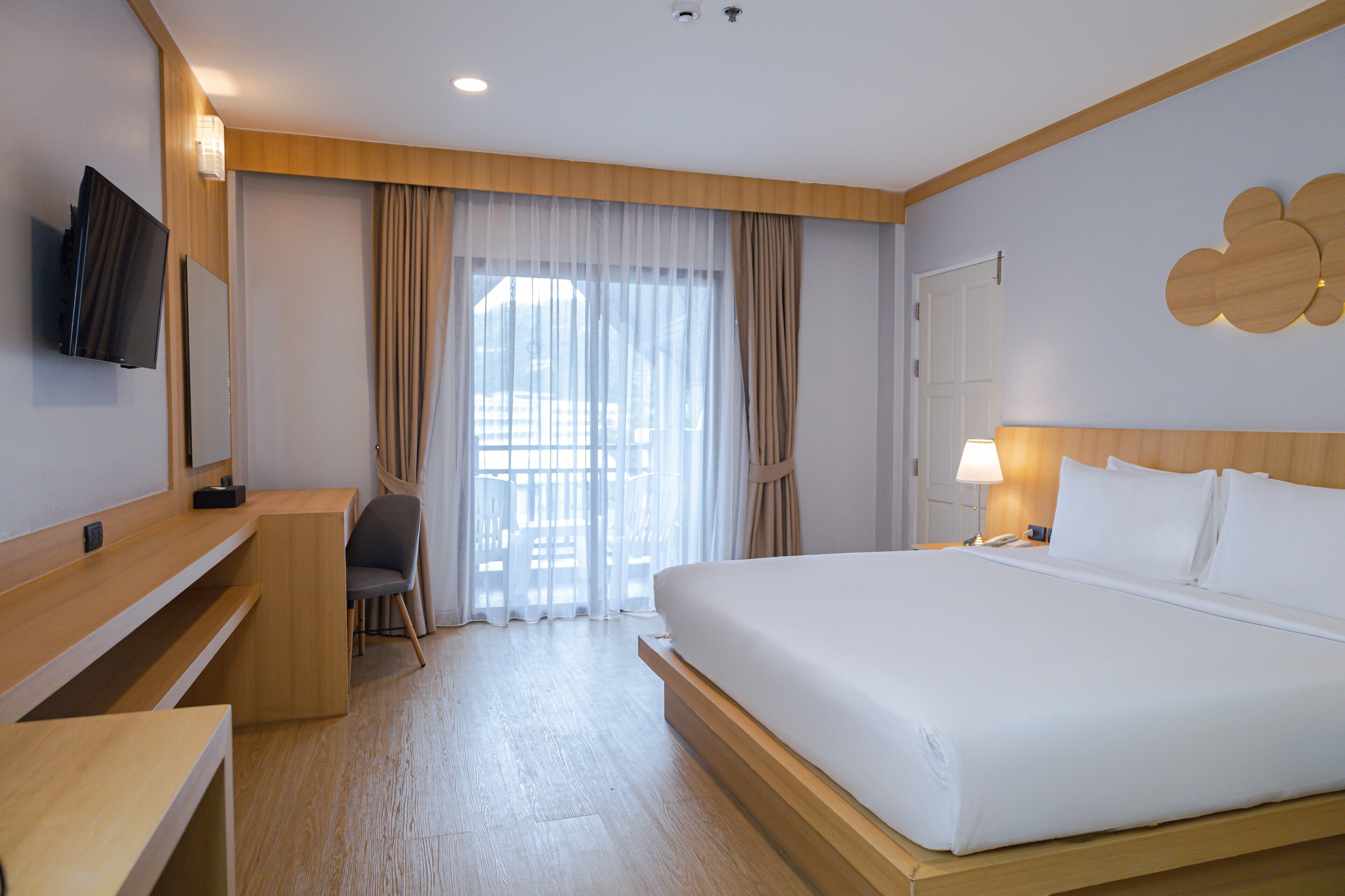 Deluxe Room, 1 Bedroom | In-room safe, desk, free WiFi, bed sheets